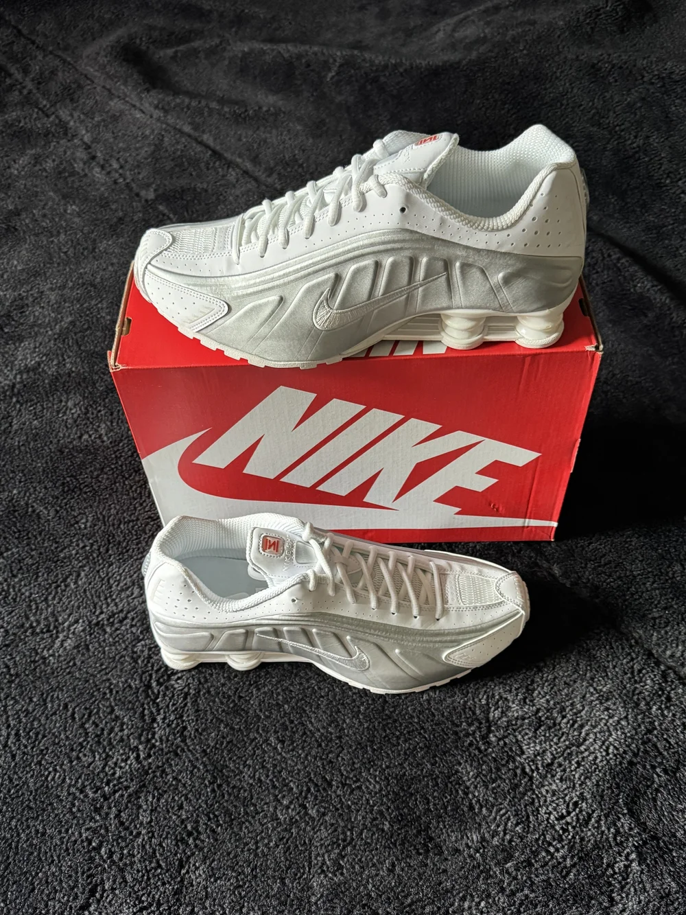 Nike Shox R4. White/Metallic Silver-White Mens Size 12.5 BRAND NEW NEVER WORN - Picture 2 of 6